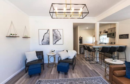 Seelyville House | Huge Main Bedroom with En-suite Close proximity to Rose Hulman