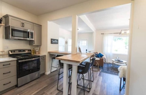 Seelyville House | Huge Main Bedroom with En-suite Close proximity to Rose Hulman