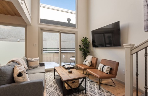 Aspen House | HUGE Modern Downtown Aspen Loft - 3br/2ba!