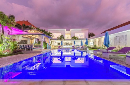 Sunset Road Villa | HUGE MODERN STAFFED VILLA, HUGE 17M PRIVATE POOL, CATERING, SEMINYAK
