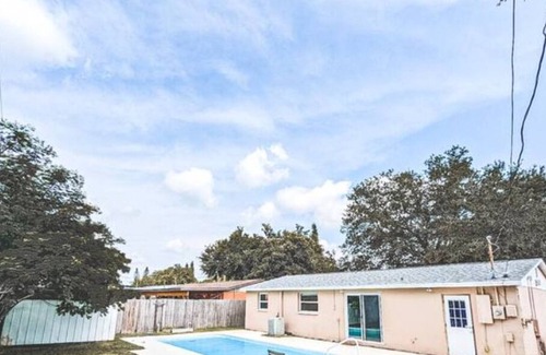 Pinellas Park House | !HUGE POOL HOUSE-NEAR BEACH/PINELLAS TRAIL!