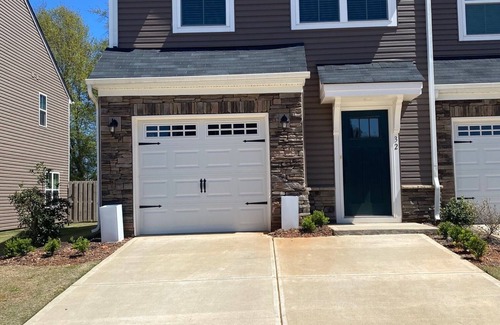 Simpsonville House | Huge primary bedroom in 2 year old townhome 60 seconds from I385