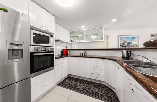 Maroochydore Apartment | HUGE PRIVATE SECURE COURTYARD WATERFRONT VIEW SLEEPS 4 Adults & 1 Child