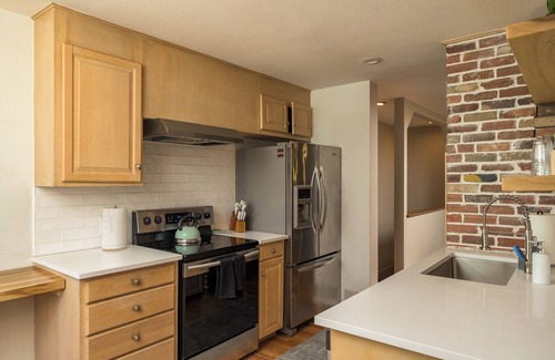 Goldsmith House | Huge secluded yard hot tub game room 5-15 min to DU, DTC, DT