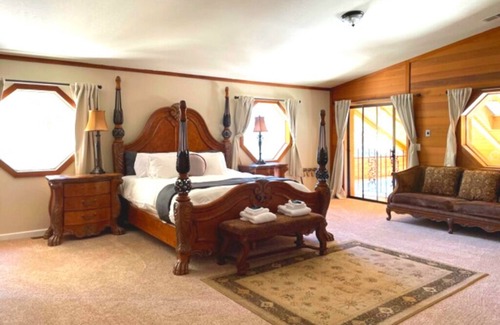 Tahoe Village Cabin | 🎿 Huge Ski In/Out with Best Views @ Heavenly! 🐻 The Bear on the Roof - 16ppl