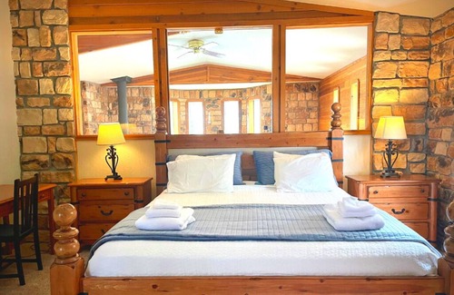 Tahoe Village Cabin | 🎿 Huge Ski In/Out with Best Views @ Heavenly! 🐻 The Bear on the Roof - 16ppl