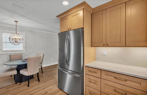 Bay Esplanade Cottage | HUGE Spa- Quick Walk to the BEACH - 2 Family Rooms - Screened Patio