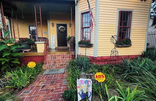 Rolling Mill Hill House | Huge Space for 10 & pets Gated for 6 cars;15 min walk to B’way; Pickle-ball ct