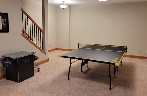 Shorewood House | HUGE space with room to spread out! Close to Excelsior and Lake Minnetonka.