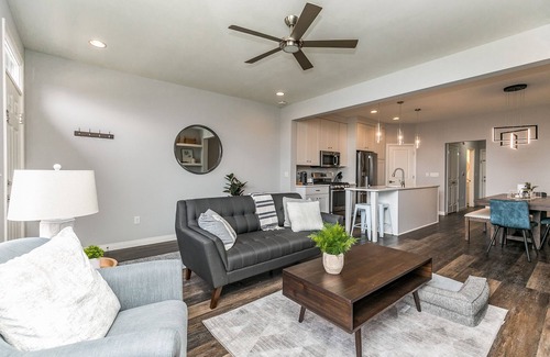 Mann House | Huge Townhouse - near UIowa, Kinnick, Hospitals, Carver