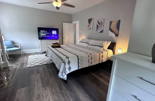Perry North House | HUGE updated 4 BR - 2.5 bath w/ free parking