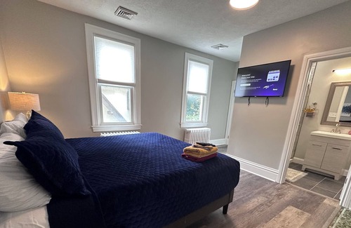 Perry North House | HUGE updated 4 BR - 2.5 bath w/ free parking