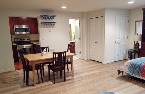 Seattle Metro Area Apartment | Huge Water-front Studio Ready for Your Romantic Stay！