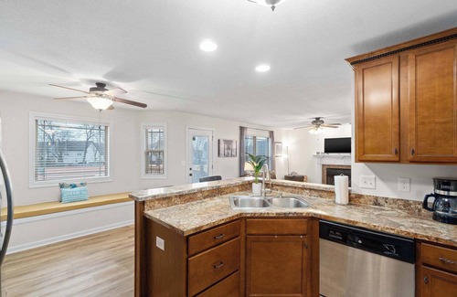 Clarksville House | Huge Yard&Deck! Mins to Airport - Beds on Brewster