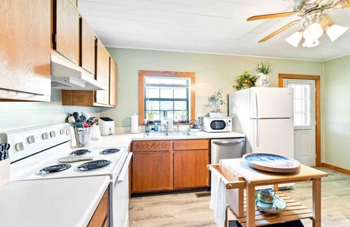Cullman Cottage | Humble Bee Cottage-Walmart Distribution-Rehau-4mi. to Cullman Christkndlmarkt