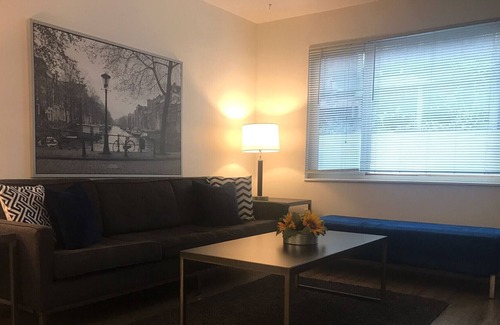Stevens House | Humble One Bedroom With Parking in Capitol Hill