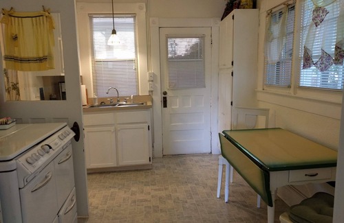 Manitou Springs Historic District Cottage | Hummingbird Cottage - downtown Manitou Springs