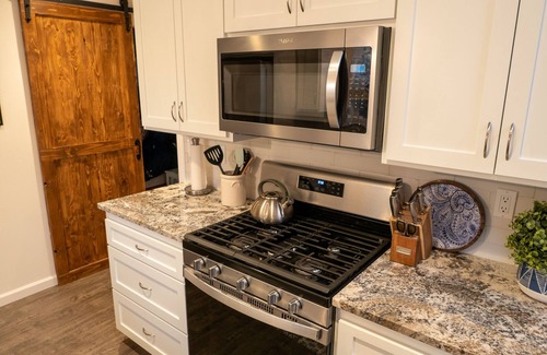 Arroyo Grande Cottage | Hummingbird Cottage: Private, close to downtown AG