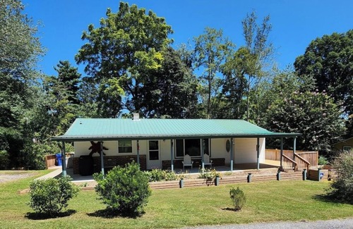 Hendersonville House | Hummingbird HavennCharming 2-bedroom house in Hendersonville with WiFi and AC