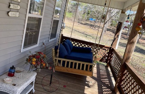 Clifton House | Hummingbird Haven-3 Bed 2 Bath River House
