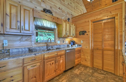 Chatsworth Cabin | Hummingbird Haven is the ultimate retreat for large groups! Enjoy pet-friendly accommodations, breathtaking mountain views, a hot tub, firepit, WiFi, and hiking