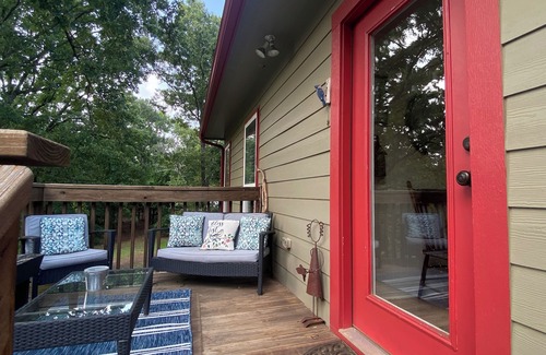 Quitman Apartment | HUMMINGBIRD NEST HIDEAWAY LOFT: East Texas Spiritual Retreat & Country Resort