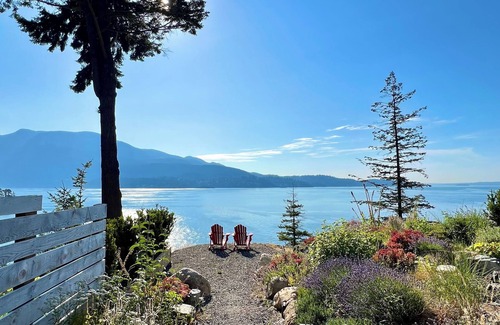 Bowen Island House | Hummingbird Oceanside Suites: David Peak Suite