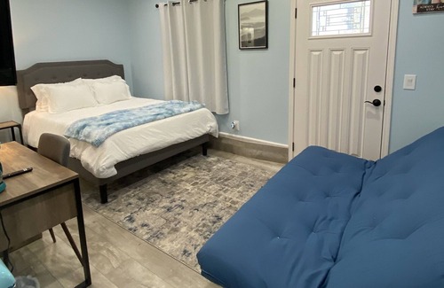 Wrightwood House | Hummingbird Suite