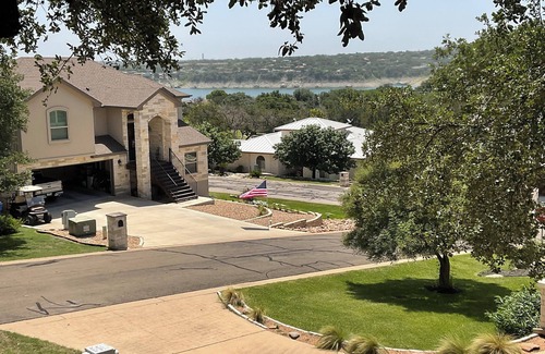 Point Venture House | Hunt Hideaway, charming Lakehouse! Golf Course, Lake Access, Pool, Gym, & more!