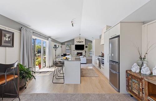 Papamoa Beach House | Hunter Lodge - Papamoa Beach Holiday Home