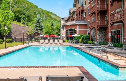 Hunter Condo | Hunter Mountain 1BR Condo | Fireplace & Kitchen