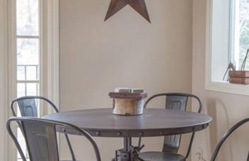 South Fork Bed & Breakfast | Hunter's Hideaway GUESTROOM at Arbor House Inn Bed & Breakfast on the River
