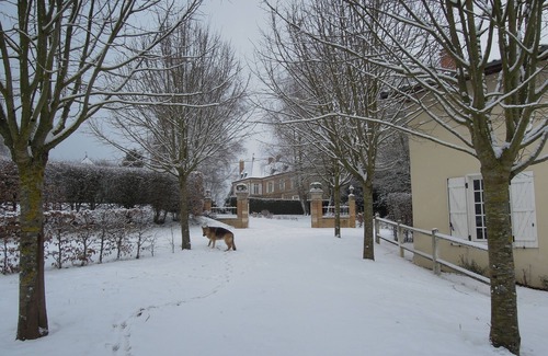 Villers-en-Argonne Apartment | Hunting lodge, the East Wing, on estate with a park, pool and chateau