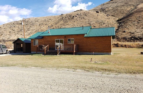 Salmon Cabin | Hunting ~n~ Hooks Getaway