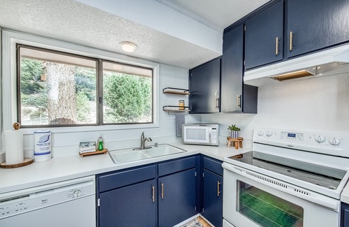 Lakeshore Condo | Huntington Lake Condo w/decks, high-speed WiFi, and community pool & hot tub