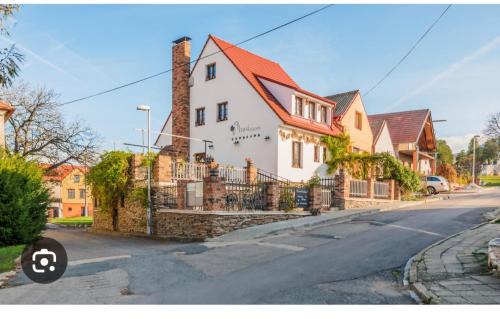 Dolni Vestonice House | Husí plácek s vinným sklepem a terasou