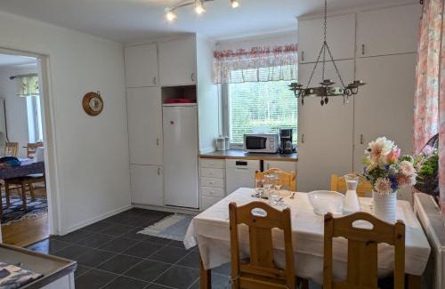 Jadraas House | Hus mellan Jädraås Kungsberget