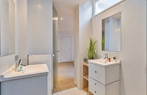 Historical Center Bruges Apartment | Huswell - Apartment in the center with canal view + parking