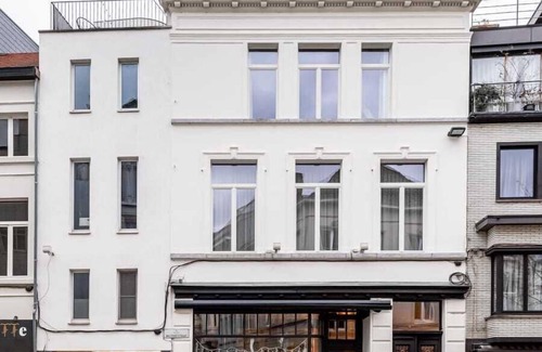 Kunstenkwartier Apartment | Huswell - City-view loft with wooden beams and mezzanine