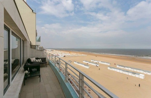 Het Zoute Apartment | Huswell - Panoramic seaview apartment in 't Zoute