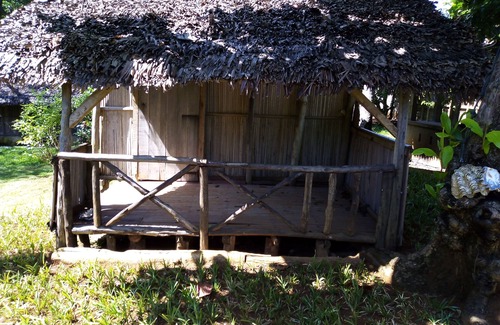 Nosy Tanihely Cabin | HUT GITE TI CASE PIED DANS L'EAU PRESQU'ILE AMBATO FACE NOSY BÉ ET NOSY KOMBA