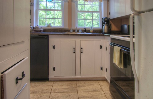 Hyannis Port House | HyannisPort 2BR Cottage w/King and Queen Beds. 5-min walk to 3 Ocean Beaches!