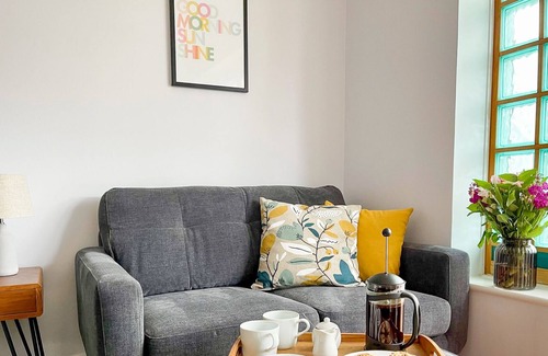 Westbourne House | Hydeaway Holiday Home - 3 bed house with parking, sleeps up to 7