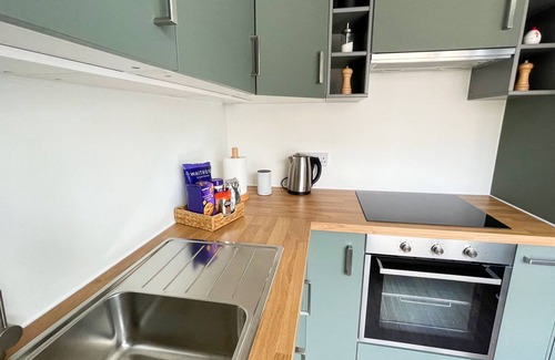 Westbourne House | Hydeaway Holiday Home - 3 bed house with parking, sleeps up to 7