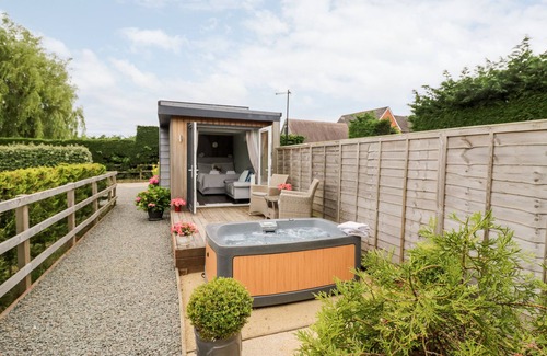 Bretforton Cottage | HYDRANGEA, romantic, character holiday cottage in Bretforton