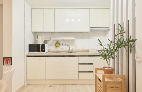 Jongno Apartment | Hyehwamun Myeongdong Stay, 3 min to Naksan Park, 8 min to DDP, 10 min to Gyeongbokgung, Daehak-ro, place for 6p