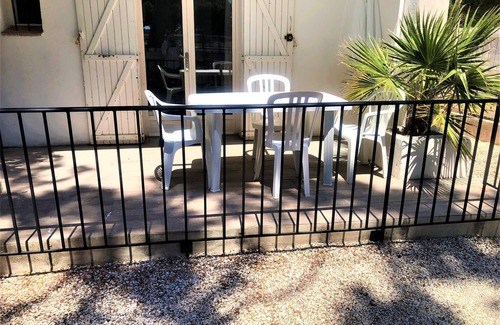 Toulon - Hyeres Apartment | Hyères-Plage, charming F2 in villa, garden, private parking, 150m from beach and port