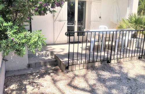 Toulon - Hyeres Apartment | Hyères-Plage, charming F2 in villa, garden, private parking, 150m from beach and port