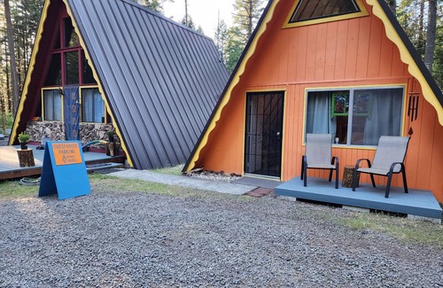 McKenzie Bridge Cabin | Hygge A-Frame: Pet friendly Forest Immersion! With AC !