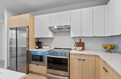 Sobro House | Hyve -Tropical Peach -Walk to Broadway - Pool&Gym!